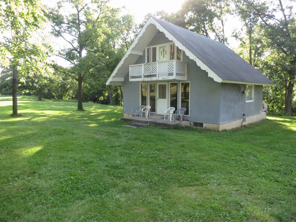 Front view of Wapello home on 5 acres
