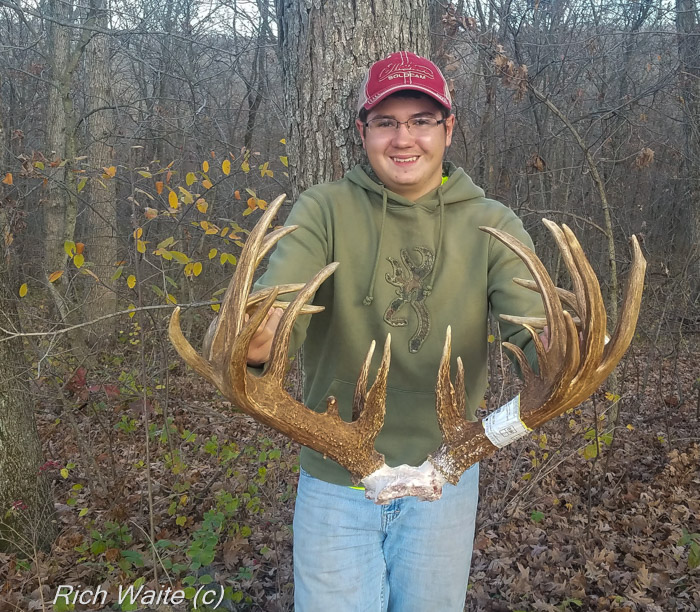 Picture of the Iowa giant buck they call Junkyard.